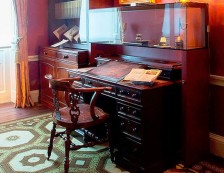 Charles Dickens Museum: Charles Dickens Desk & Chair. Photo Credit: © Charles Dickens Museum.