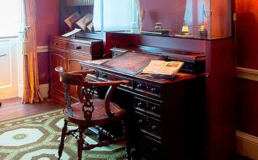 Charles Dickens Museum: Charles Dickens Desk & Chair. Photo Credit: © Charles Dickens Museum.