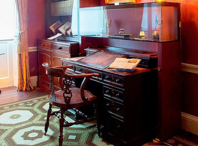 Charles Dickens Museum: Charles Dickens Desk & Chair. Photo Credit: © Charles Dickens Museum.