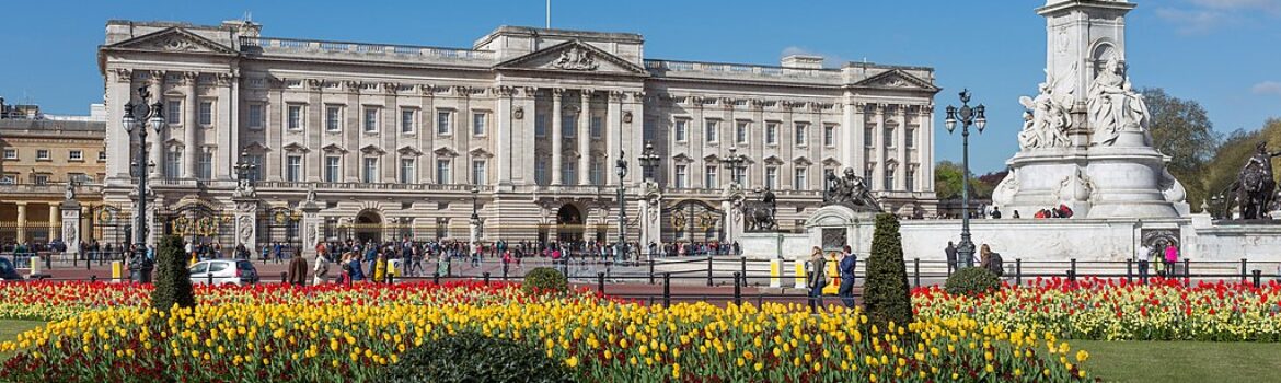Flowers blooming in the front garden of Buckingham Palace. Photo Credit: © Photo by David Iliff. License: CC BY-SA 3.0 via Wikimedia Commons.