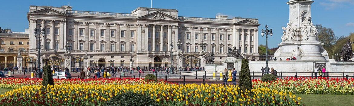 Flowers blooming in the front garden of Buckingham Palace.  Photo Credit: © Photo by David Iliff. License: CC BY-SA 3.0 via Wikimedia Commons.