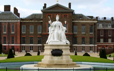 Kensington Palace - In front of the east front public entrance stands a statue of Queen Victoria, sculpted by her daughter Princess Louise.