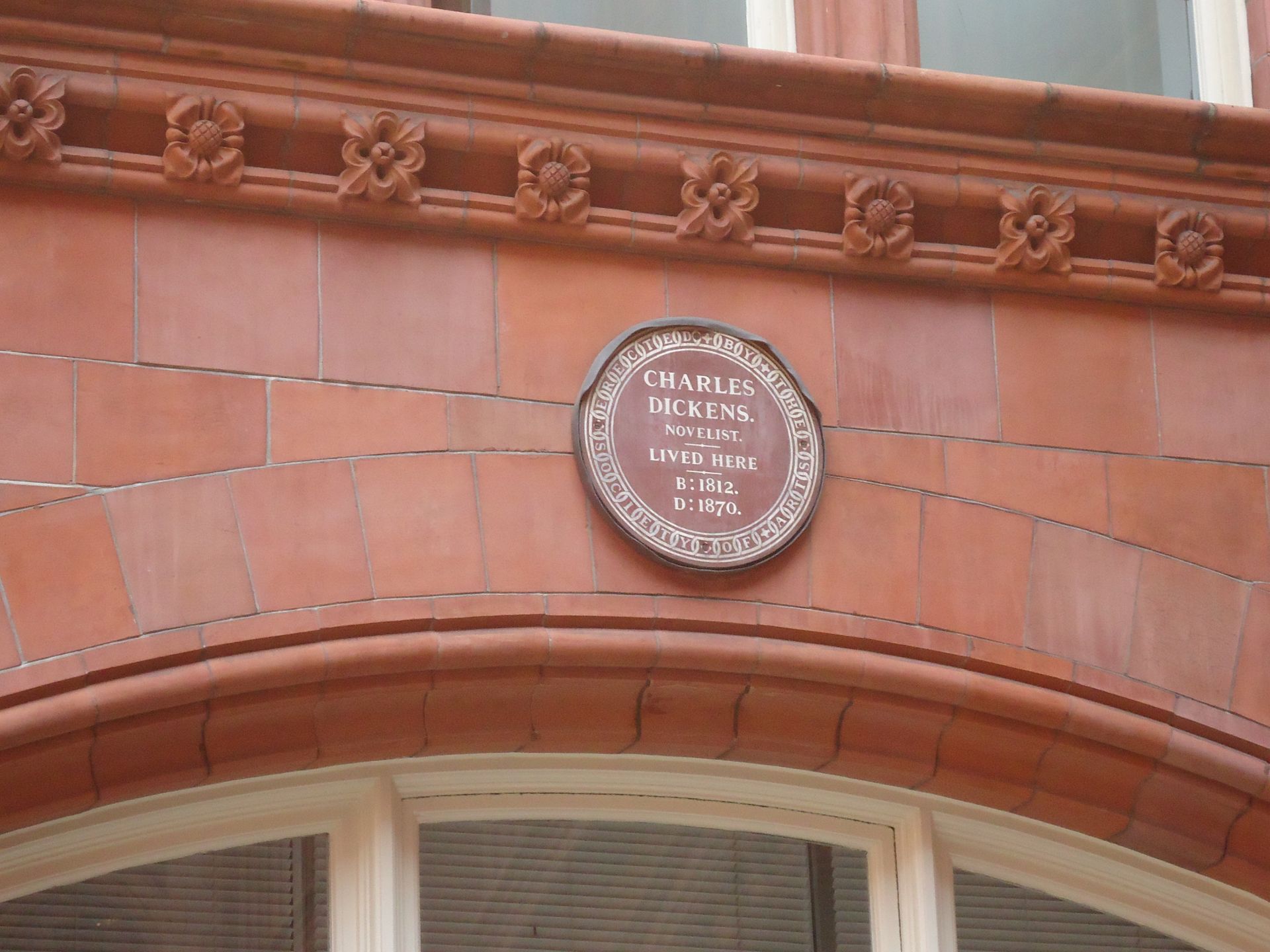 Charles Dickens: Assurance Building plaque for Dickens erected by the Royal Society of Arts. Photo Credit: ©Mark King.