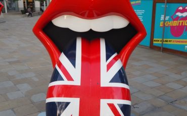 Saatchi Gallery - Rolling Stones Exhibitionism - Tongue & Lip Design Logo Sculpture. Photo Credit: ©Ursula Petula Barzey.