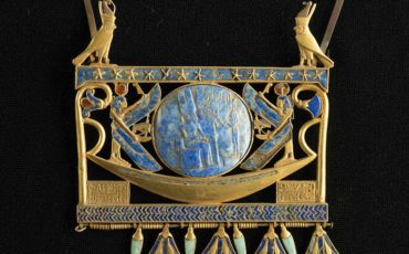 Pectoral in gold, lapis lazuli and glass paste, found in Tanis in the royal tomb of the Pharaoh Sheshonk II (~ 890 BC), Egyptian Museum, Cairo. Photo Credit: ©Christoph Gerig via Franck Goddio/Hilti Foundation.