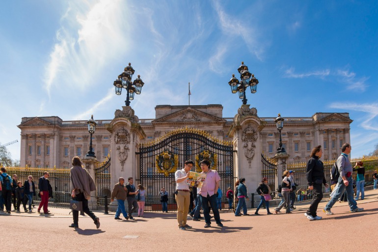 Tourists in front of Buckingham Palace. Photo Credit: ©London & Partners.