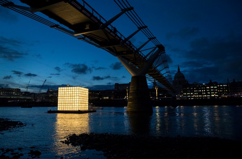 Floating Dreams art installation by South Korean multimedia artist, Ik-Joong Kang. Photo Credit: © Totally Thames 2016. 