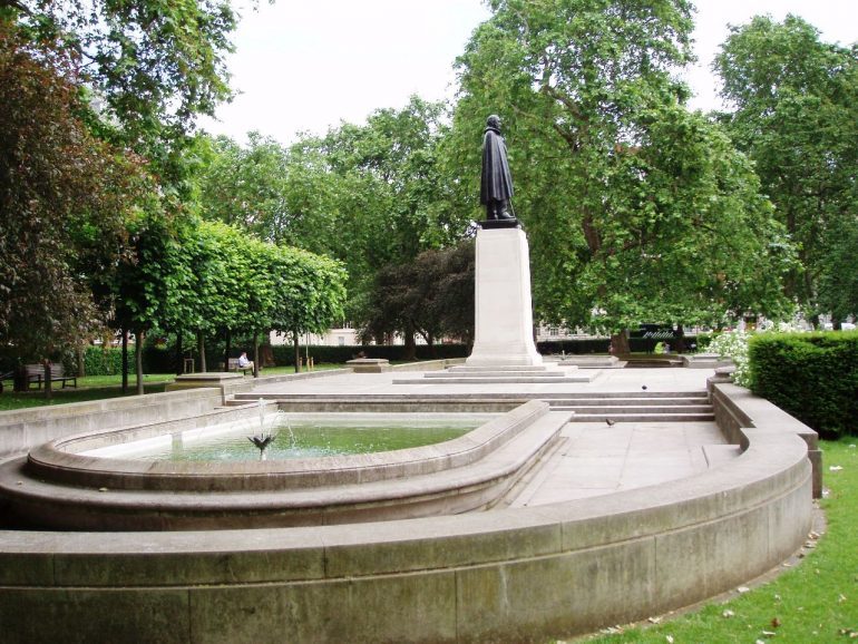 London Grosvenor Square: statue of Franklin Delano Roosevelt. Photo Credit: © Ewan Munro / Wikimedia Commons.