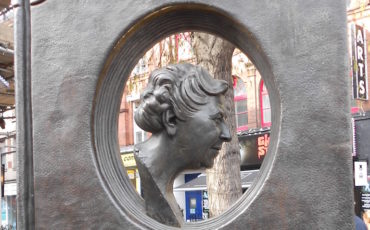Agatha Christie Memorial. Photo Credit: © Diagram Lajard via Wikimedia Commons.