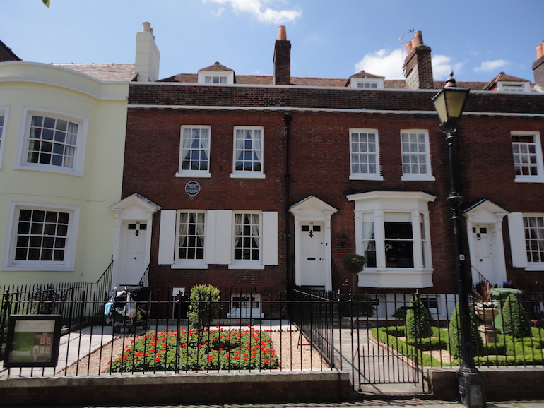 Charles Dickens's birthplace, 393 Commercial Road, Portsmouth. Photo Credit: © Austriantraveler via WikiMedia Commons.