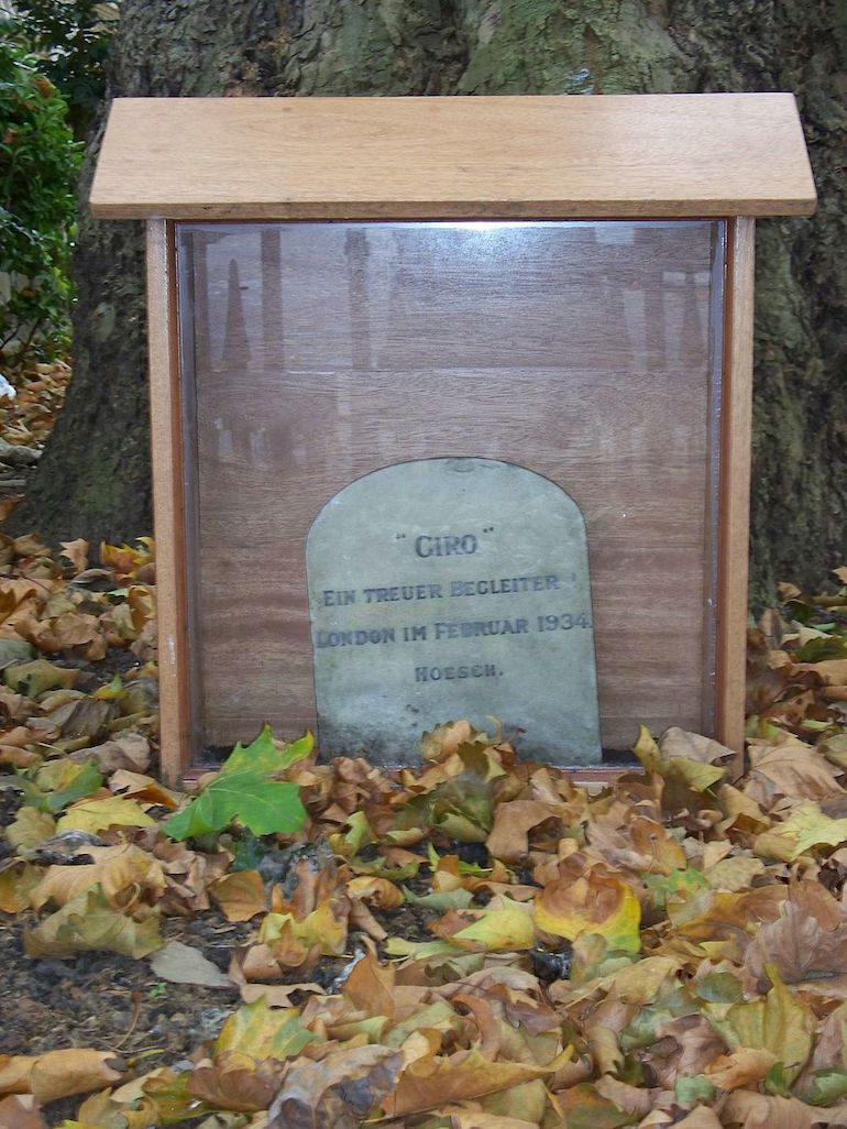 Grave in London for Giro the so-called Nazi Dog. Photo Credit: © Iridescenti via Wikimedia Commons. 