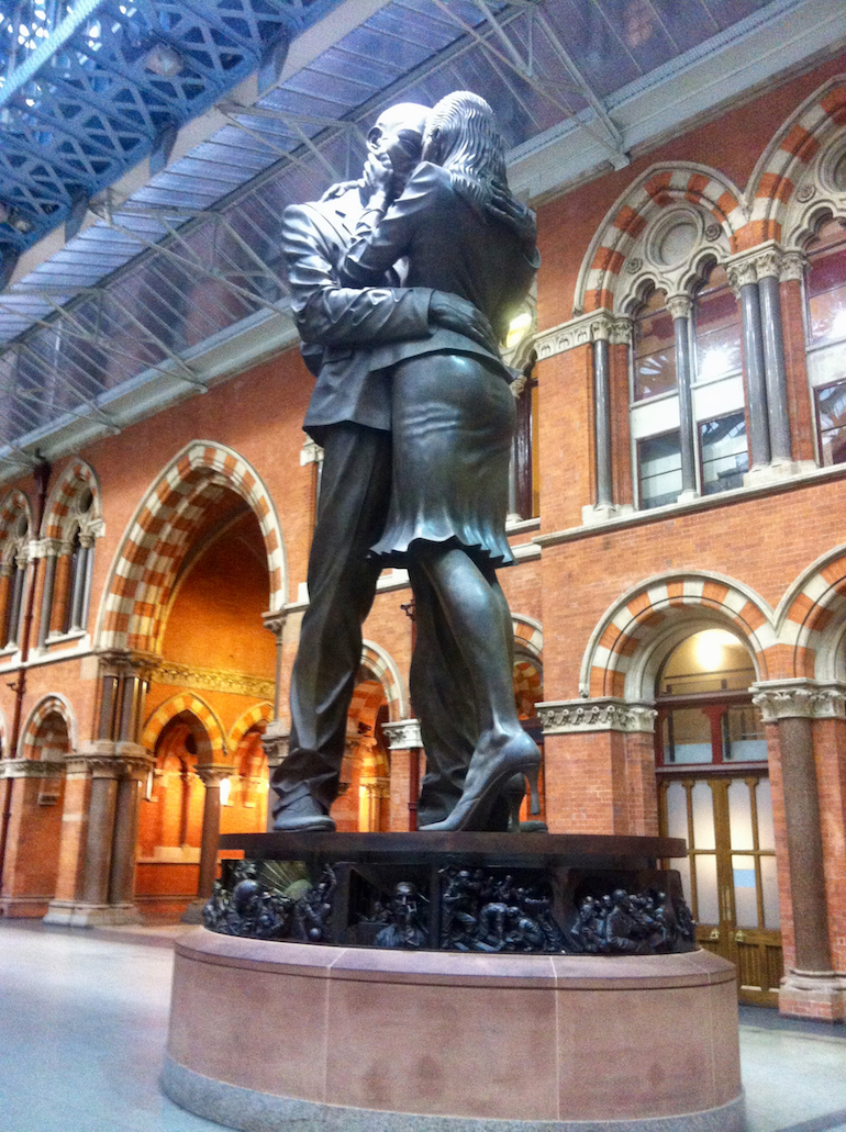 Saint Pancras International Station in London: The Meeting Place (The Lovers) sculpture by Paul Day. Photo Credit: © Ursula Petula Barzey.