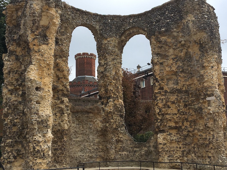 Abbey with Reading Gaol (where Oscar Wilde was imprisoned) in the background. Photo Credit: © Edwin Lerner. 