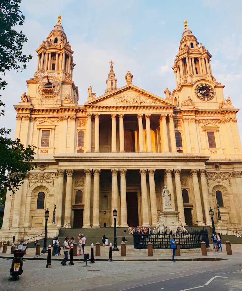 Statute of Queen Anne in front of Saint Paul's Cathedral. Photo Credit: © Ursula Petula Barzey.