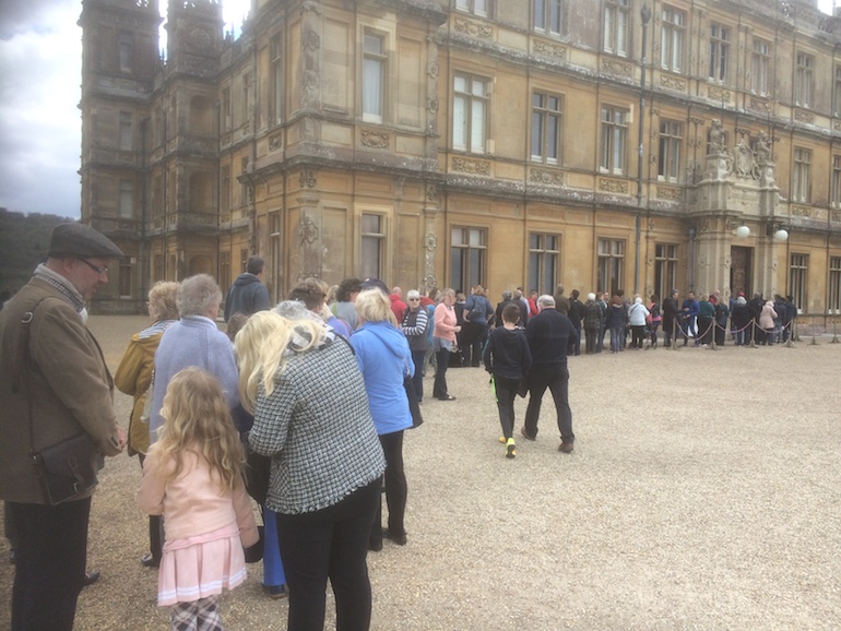 Queue at entrance to Highclere Castle. Photo Credit: © Edwin Lerner. 