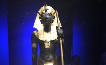 Tutankhamun London Exhibition_Tutankhamun statue. Photo Credit: © Edwin Lerner.