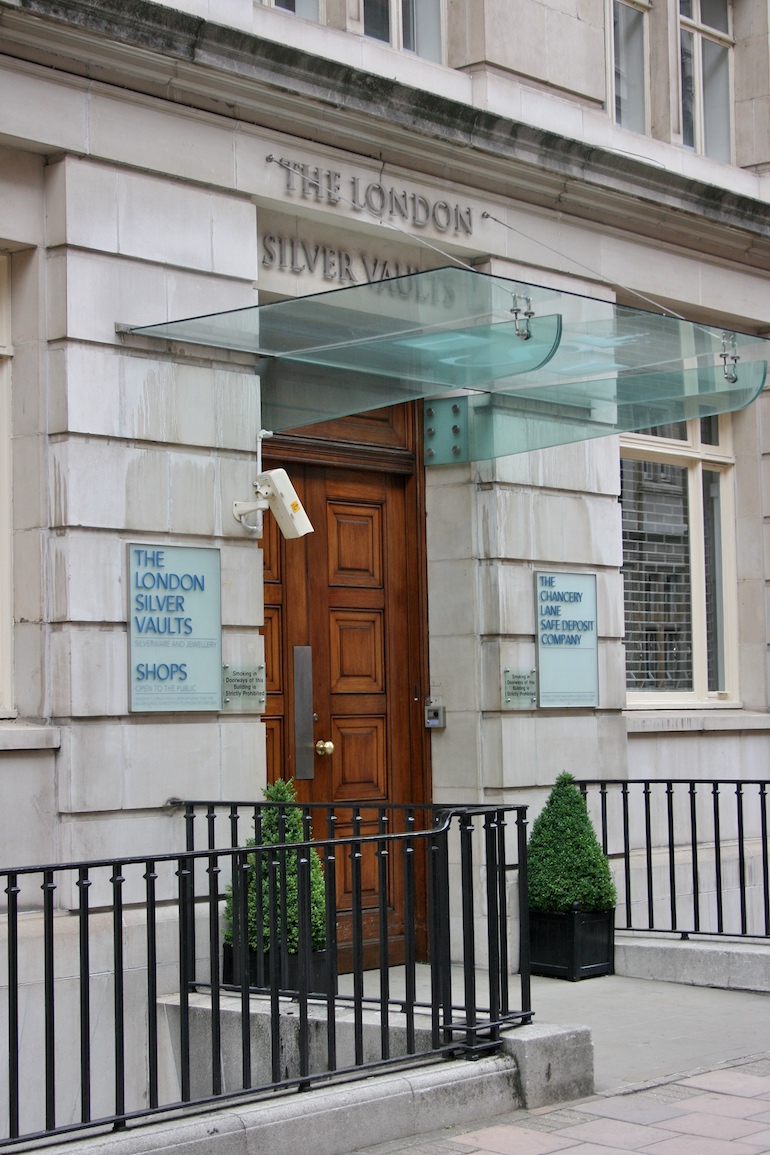 Entrance to The London Silver Vaults. Photo Credit: © Mike Peel via Wikimedia Commons.