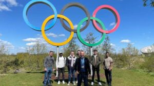 Blue Badge Tourist Guide Pepe Martinez with group at Queen Elizabeth Olympic Park with De Montfort University students. Photo Credit: © Pepe Martinez.