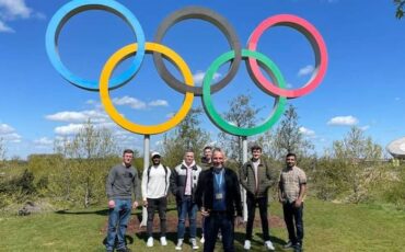 Blue Badge Tourist Guide Pepe Martinez with group at Queen Elizabeth Olympic Park with De Montfort University students. Photo Credit: © Pepe Martinez.