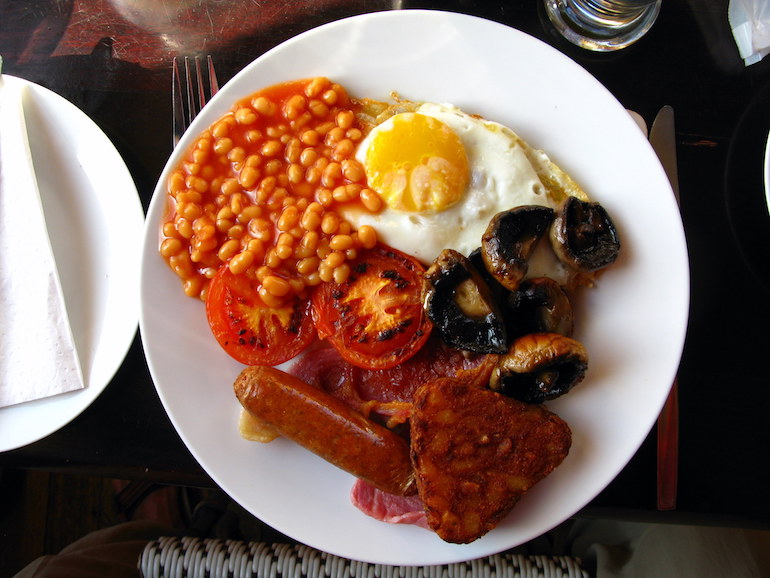 Full English breakfast. Photo Credit: © Joadl via Wikimedia Commons.