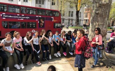 Blue Badge Tourist Guide Olga Romano speaks to students outside Westminster Abbey. Photo Credit: © Olga Romano.