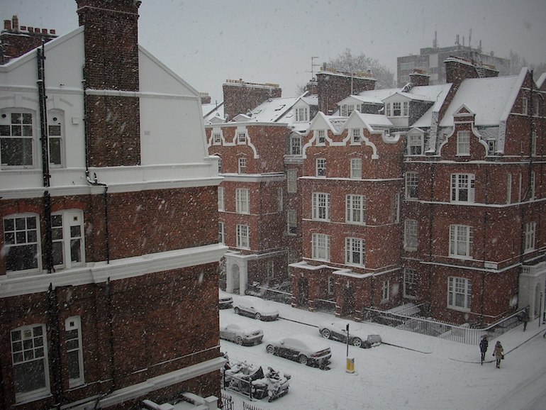 Snowing at Evelyn Gardens, South Kensington. Photo Credit: © Άργος via Wikimedia Commons.