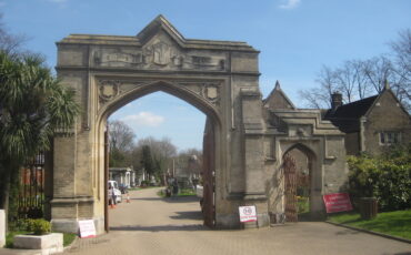 Gothic inner gates to the cemetery, designed by Sir William Tite. Photo Credit: © Matt Brown via Wikimedia Commons.