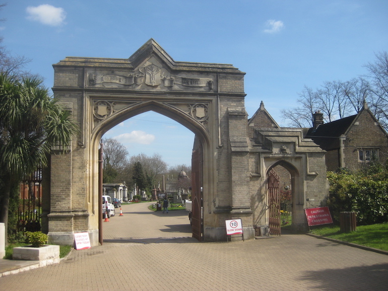 Gothic inner gates to the cemetery, designed by Sir William Tite. Photo Credit: © Matt Brown via Wikimedia Commons.
