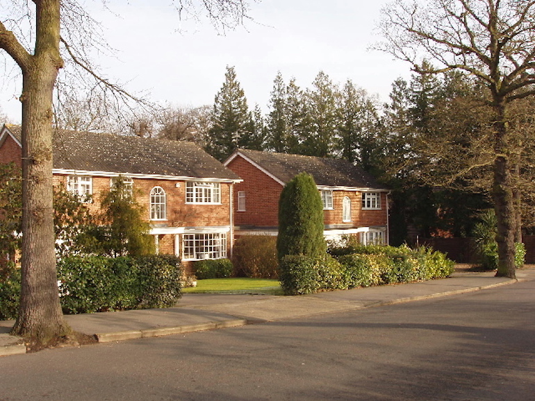 Late 20th-century houses in Northwood. Photo Credit: © David Hawgood via Wikimedia Commons.