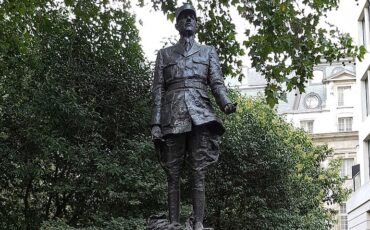 Statue of Charles de Gaulle in London. Photo Credit: © Giogo via Wikimedia Commons.