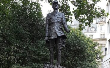 Statue of Charles de Gaulle in London. Photo Credit: © Giogo via Wikimedia Commons.