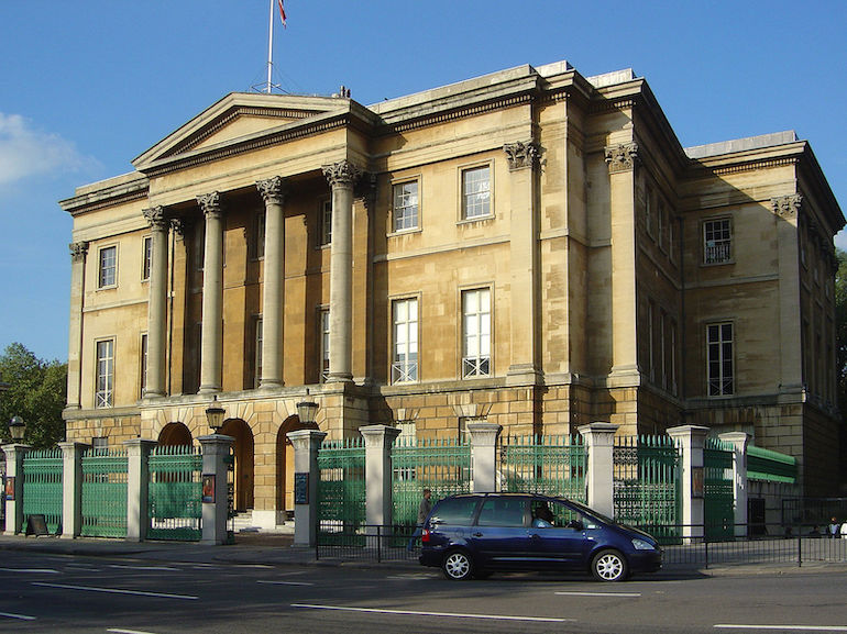Exterior view of the Apsley House in London. Photo Credit: © Wikimedia Commons. 