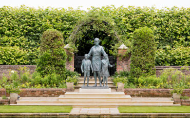 Prince Diana Statue at Kensington Palace by Sculptor Ian Rank-Broadley. Photo Credit: Adam Budhram at Historic Royal Palaces.