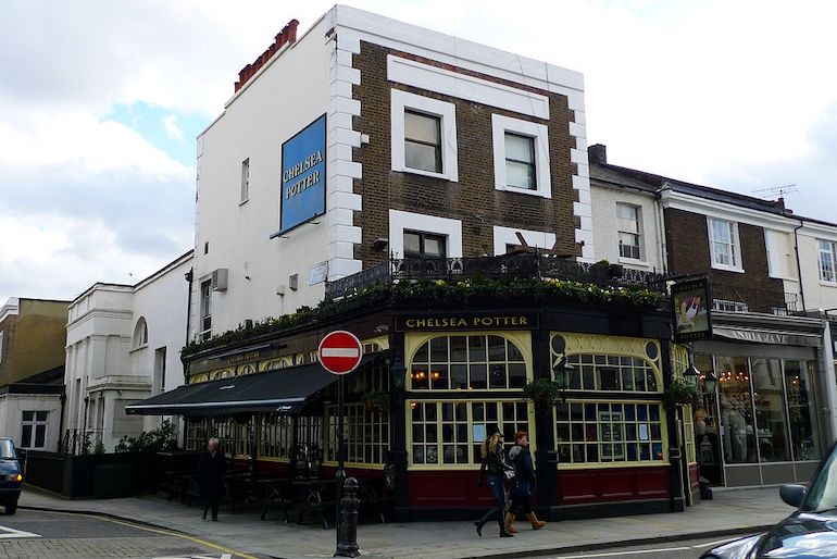 Chelsea Potter pub on King's Road in London. Photo Credit: © Oxyman via Wikimedia Commons.