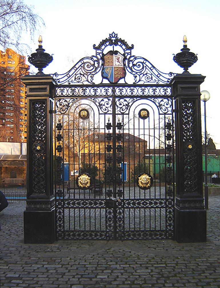 One of the original gates from Cremorne Gardens. Photo Credit: © Tarquin Binary via Wikimedia Commons.