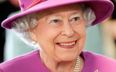 Queen Elizabeth the ll during her 2015 visit to HMS Ocean in Devonport. Photo Credit: © Joel Rouse/ Ministry of Defence via Wikimedia Commons.