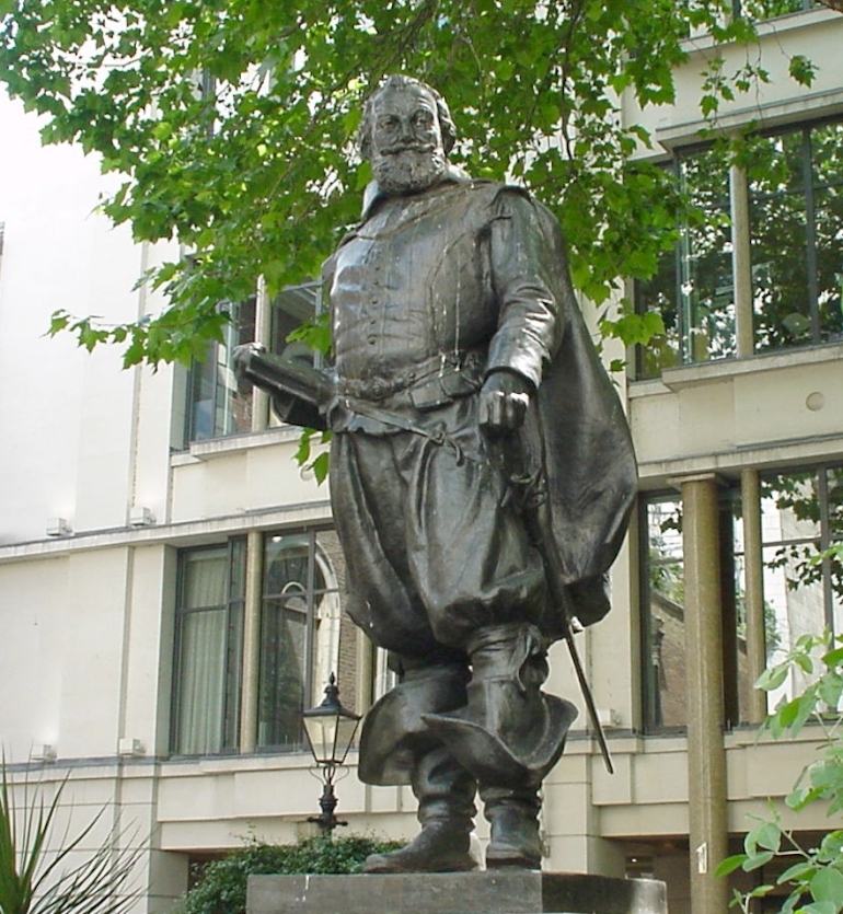Statue Of Captain John Smith next to St Mary-le-Bow Church in Cheapside area of London. Photo Credit: © Lonpicman via Wikimedia Commons.