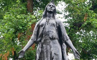 The Grade II-listed statue of Pocahontas in Gravesend, Kent. Photo Credit: © Ethan Doyle White via Wikimedia Commons.