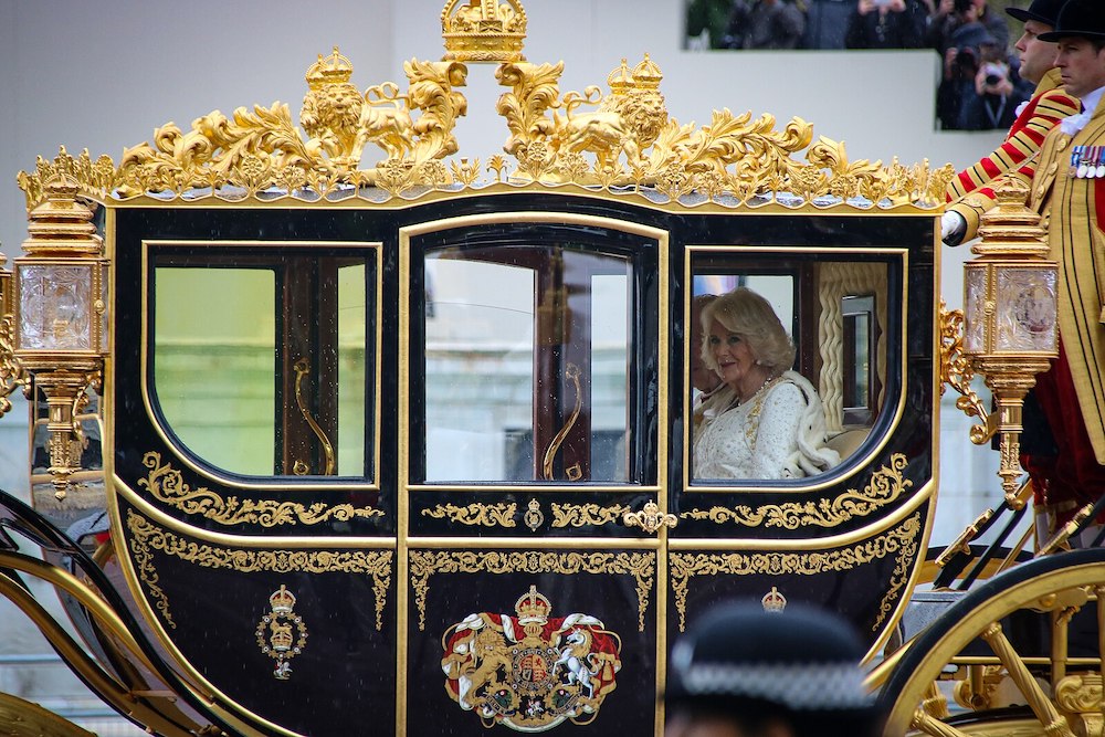The King and Queen in the Diamond Jubilee State Coach Military Procession on The Mall. Photo Credit: © Pail Clarke / DCMS via Wikimedia Commons.