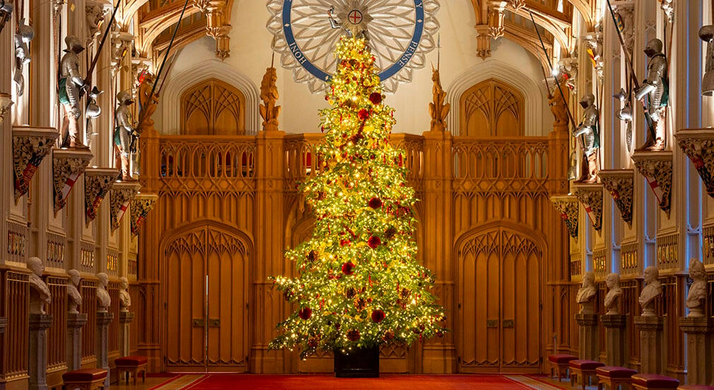 The Christmas tree in St George's Hall. Photo Credit: Royal Collection Trust / © His Majesty King Charles III 2023.