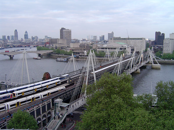 Hungerford Bridge in London. Photo Credit: © ChrisO via Wikimedia Commons.