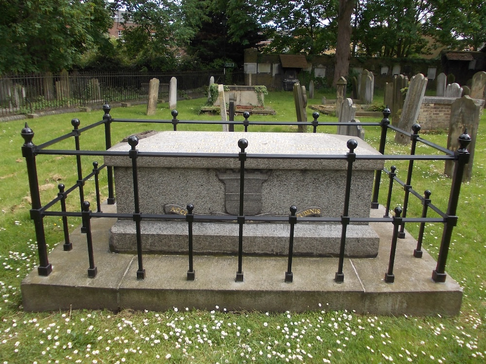 Empty tomb of Ugo Foscolo in the churchyard of St Nicholas Church, Chiswick, London. Photo Credit: © Chiswick Chap via Wikimedia Commons.