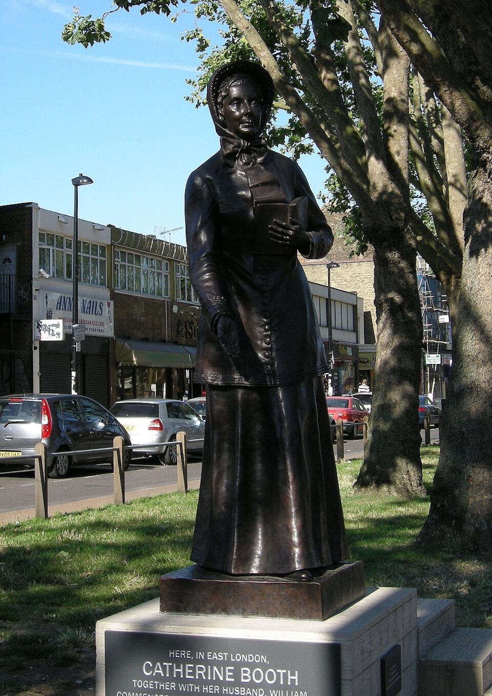 Catherine Booth statue on Mile End Road in London. Photo Credit: © GrindtXX via Wikimedia Commons.