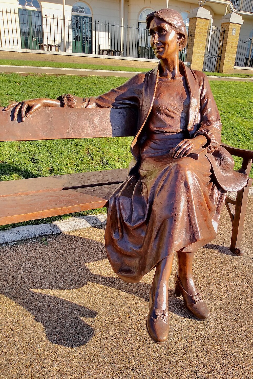 Richmond Riverside, statue of Virginia Woolf by Laury Dizengremel. Photo Credit: © rAndyScott via Wikimedia Commons.