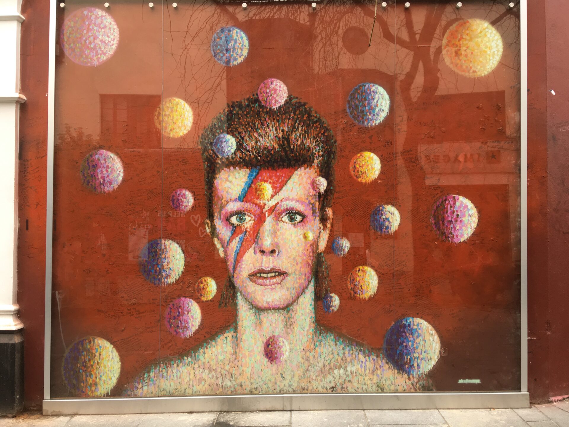 David Bowie Memorial by Jimmy C in Brixton. Photo Credit: © Edwin Lerner.