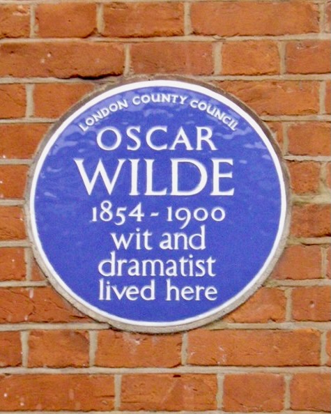 Oscar Wilde Blue Plaque in London. Photo Credit: © PAUL FARMER via Wikimedia Commons.
